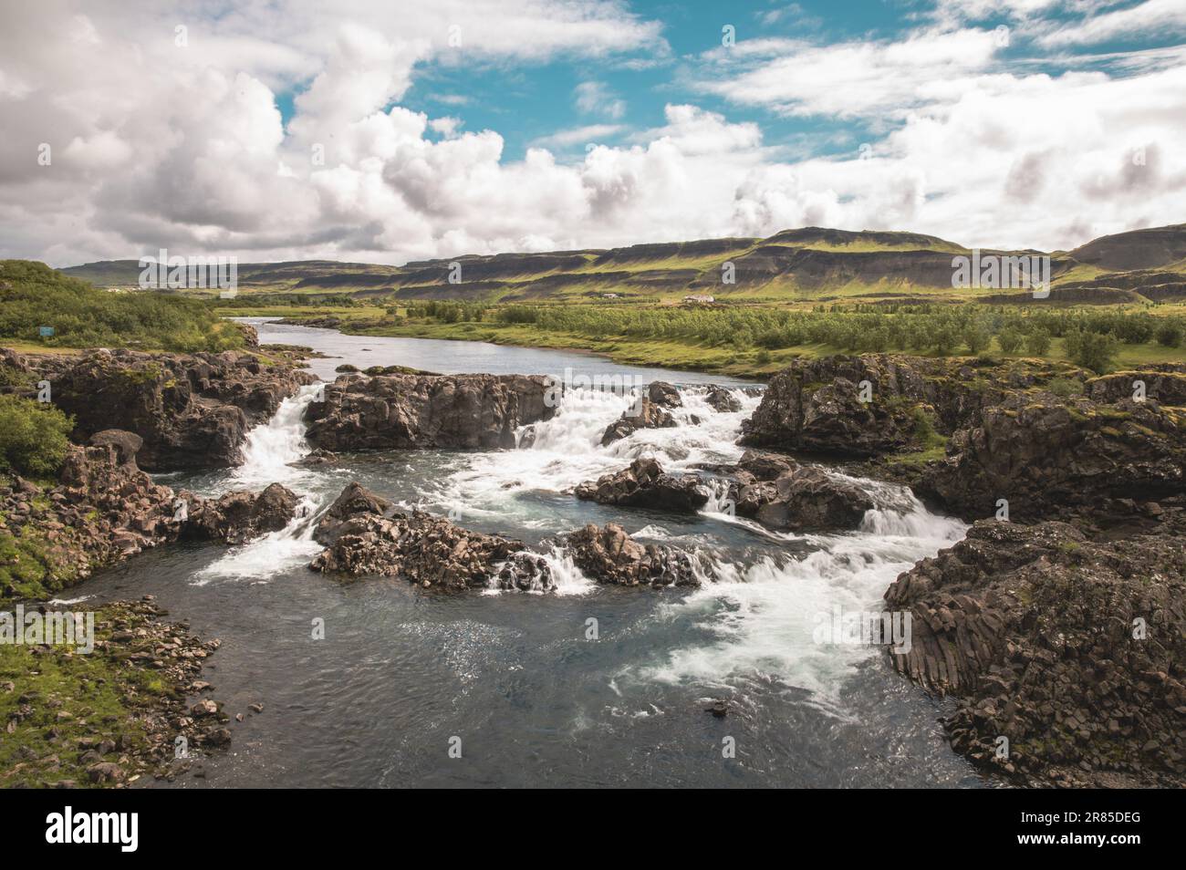 Isländische herrliche Hraunfossar-Wasserfälle und blaues wasser Stockfoto