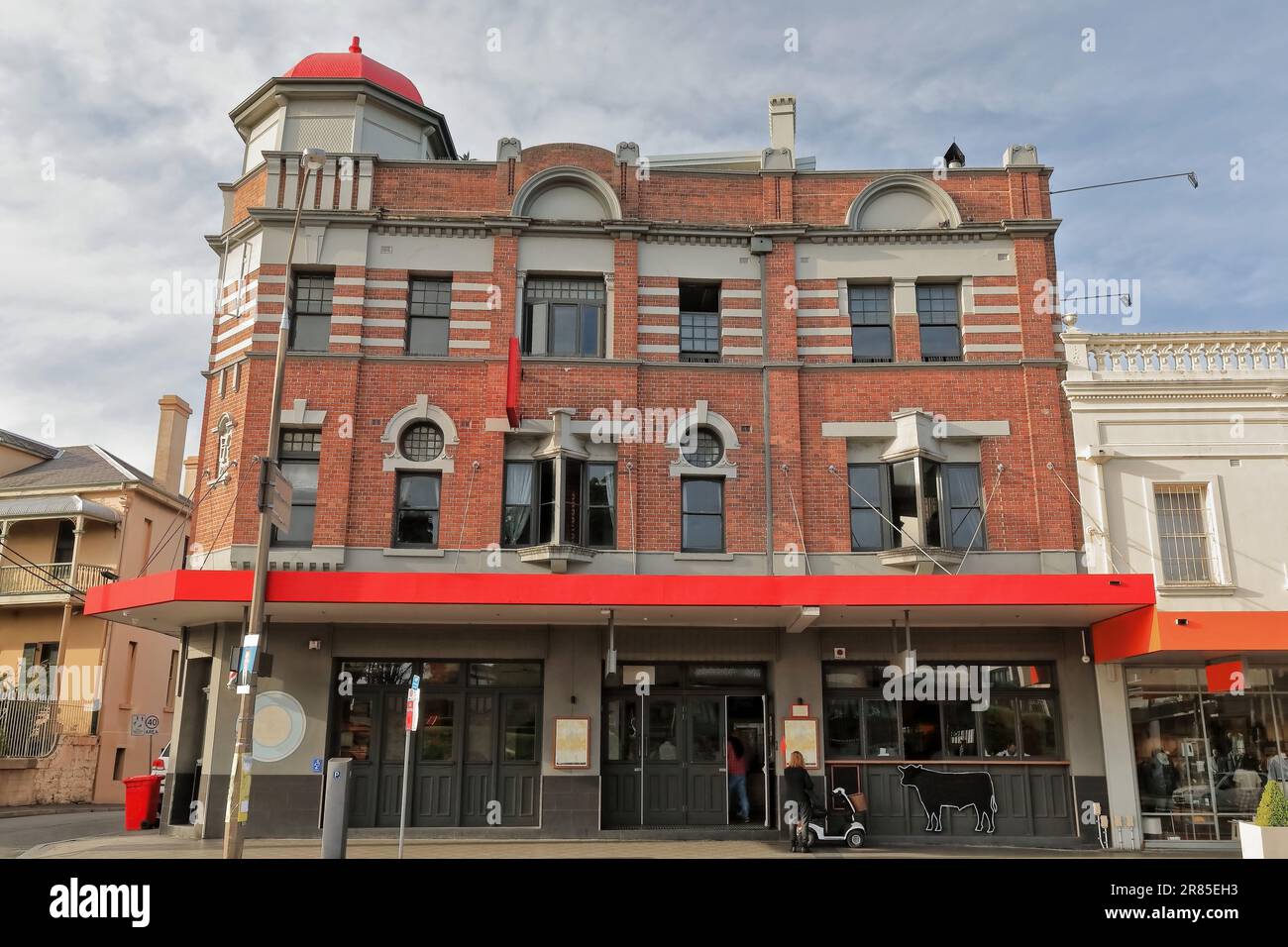 706 rotes Backsteingebäude an der Kreuzung Oxford Street und Underwood Street, Paddington. Sydney-Australien. Stockfoto