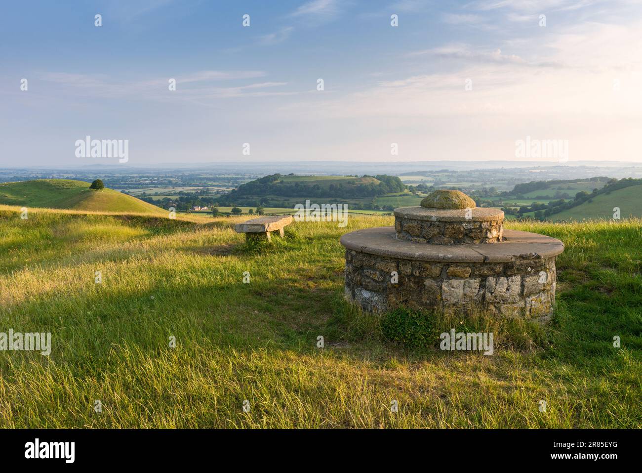 Corton Denham Beacon mit Parrock Hill und Cadbury Castle Hill Fort, Somerset, England. Stockfoto