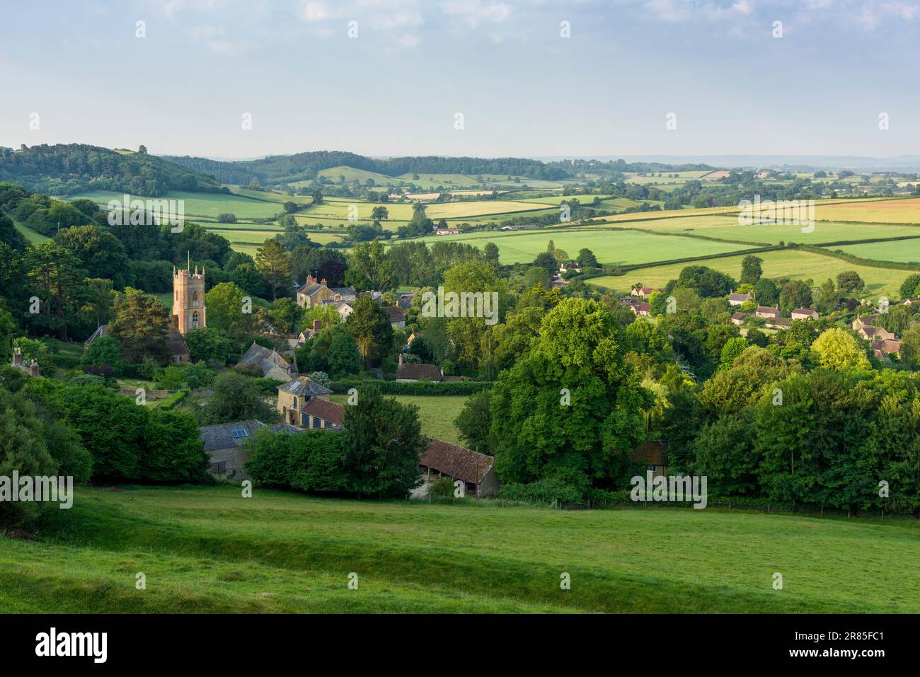 Das Dorf Corton Denham aus Corton Hill an einem Sommermorgen, Somerset, England. Stockfoto
