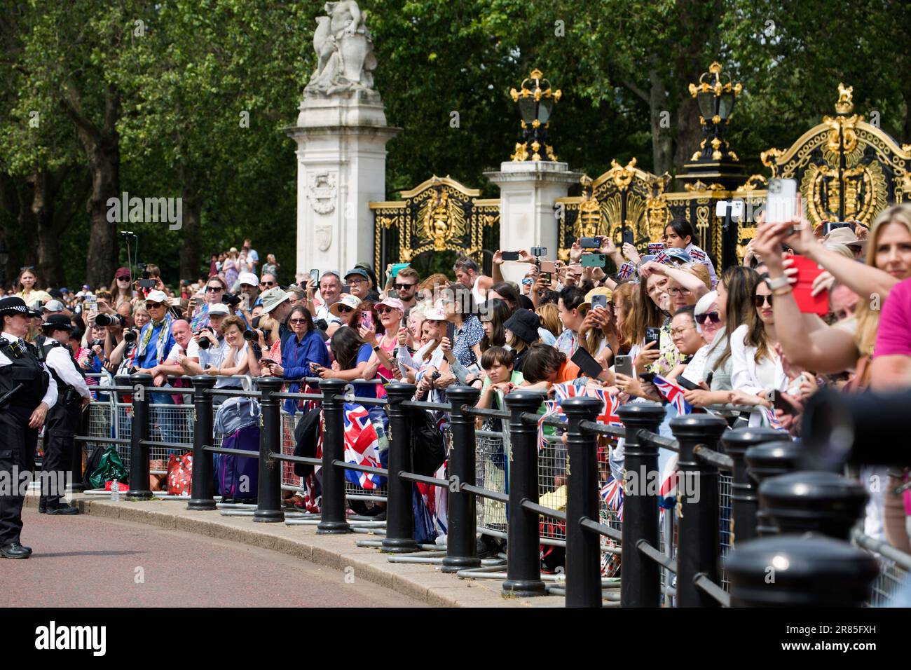 Die Menge Sieht Trooping The Colour Color 2023 Stockfoto