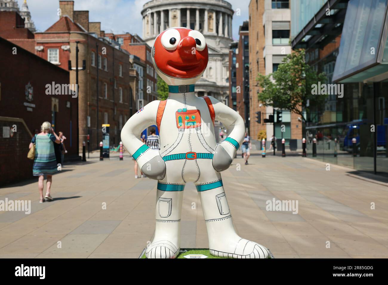 London, Großbritannien. 19. Juni 2023 Der Fernsehstar Morph für Kinder kommt in London zu einer kostenlosen öffentlichen Kunstausstellung an. Die Statuen in Menschengröße wurden neben der Kinderrollstuhlorganisation Whizz-Kidz geschaffen. Die Morph-Skulpturen werden vom 19. Juni bis zum 20. August 2023 neben einigen der berühmtesten Wahrzeichen Londons ausgestellt. Kredit: Waldemar Sikora/Alamy Live News Stockfoto