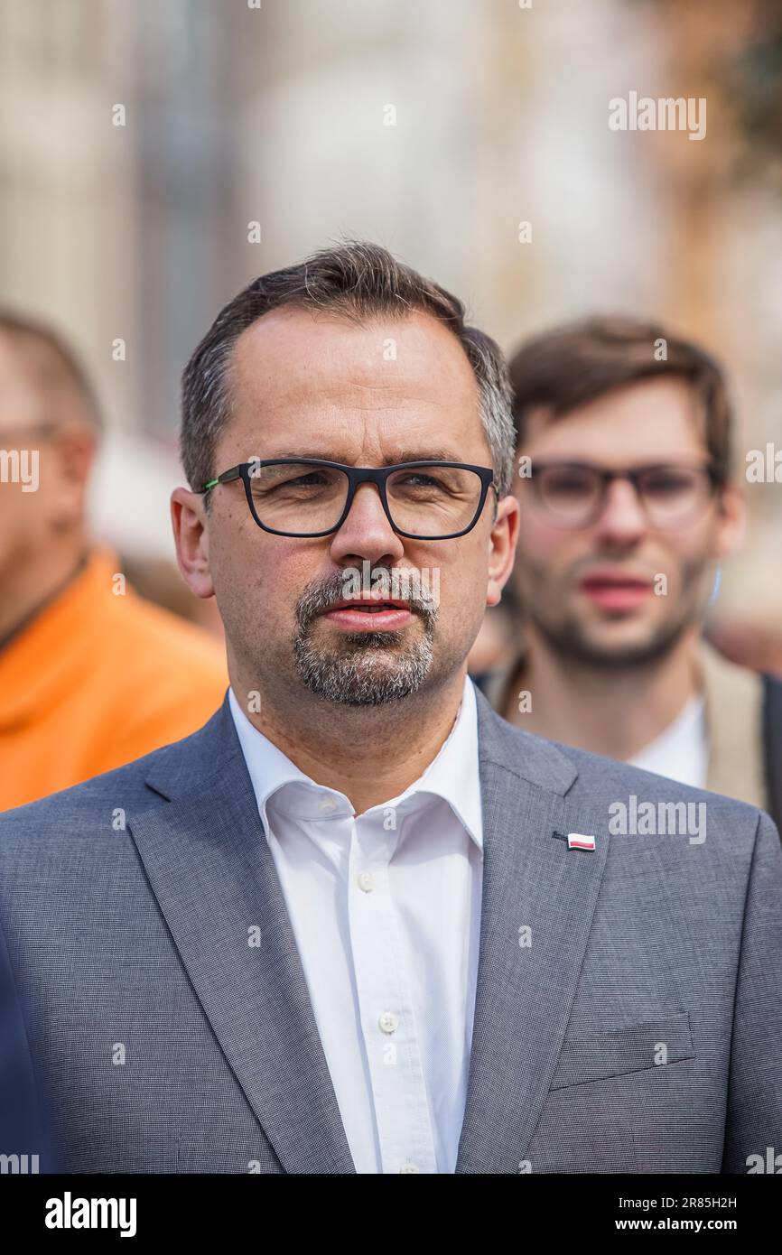 Danzig, Polen. 18. Juni 2023. Danzig, Polen, Juni 18. 2023 MP Marcin Horala gesehen in Danzig, Polen, am 18. Juni 2023 nahmen Dutzende Menschen, überwiegend Rentner, an dem so genannten nationalen Marsch für Leben und Familie Teil, der von der katholischen Kirche, den Pro-Life-Organisationen und rechtsextremen Organisationen mit starker Unterstützung der herrschenden Partei für Recht und Gerechtigkeit (PiS) organisiert wurde. Sie fordern in Polen ein Totalabtreibungs- und Verhütungsverbot. (Foto: Vadim Pacajev/Sipa USA) Guthaben: SIPA USA/Alamy Live News Stockfoto