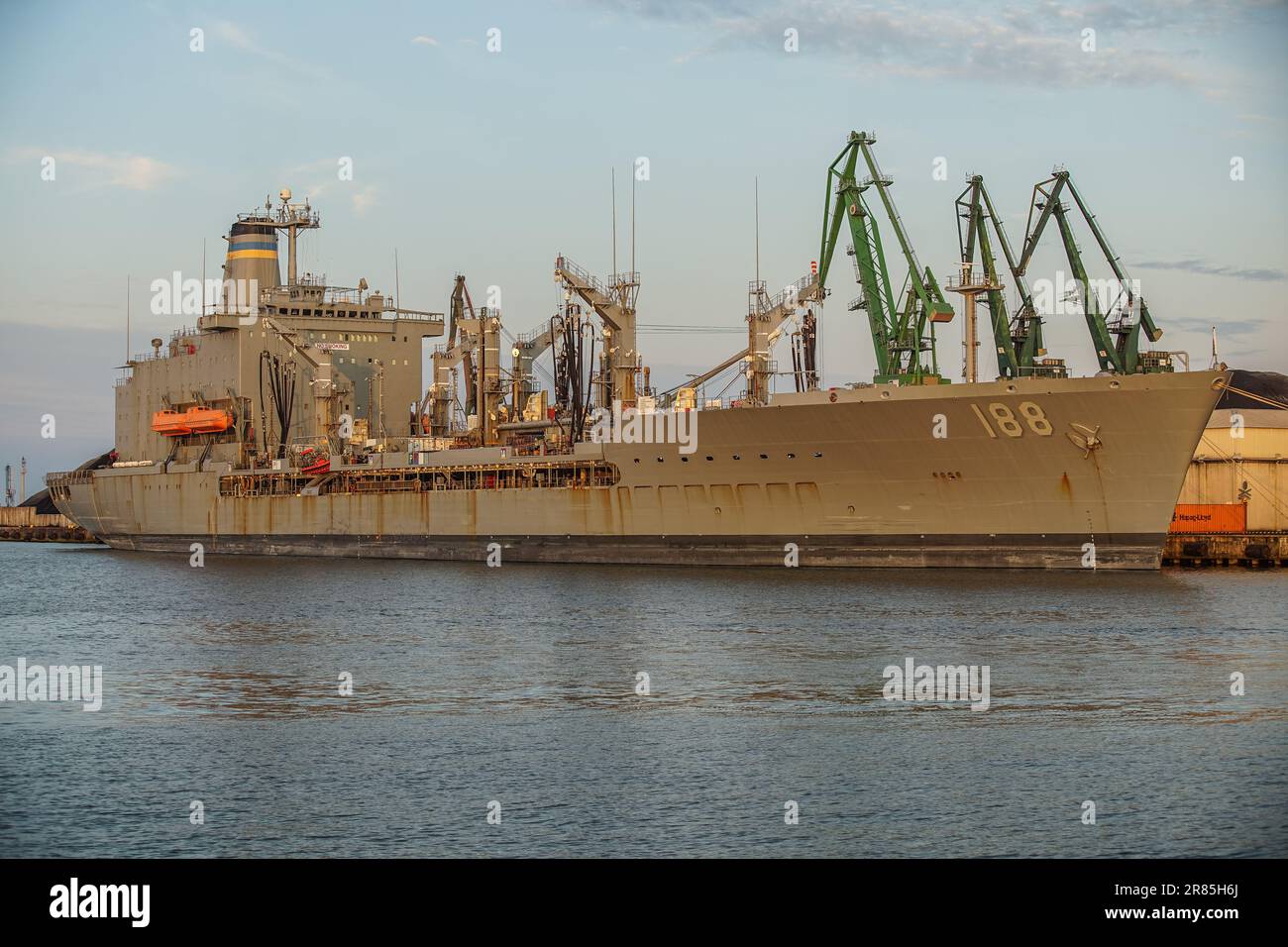 Gdynia, Polen. 17. Juni 2023. Danzig, Polen, Juni 17. 2023 USNS Joshua Humphreys (T-AO-188) ein Nachfüllöler der US-Marine der Klasse Henry J. Kaiser wird im Hafen von Gdynia (Polen) gesehen am 17. Juni 2023 steht die verstärkte Aktivität von Kriegsschiffen amerikanischer und anderer NATO-Staaten in der Ostsee in direktem Zusammenhang mit Russlands Krieg gegen die Ukraine. (Foto: Vadim Pacajev/Sipa USA) Guthaben: SIPA USA/Alamy Live News Stockfoto