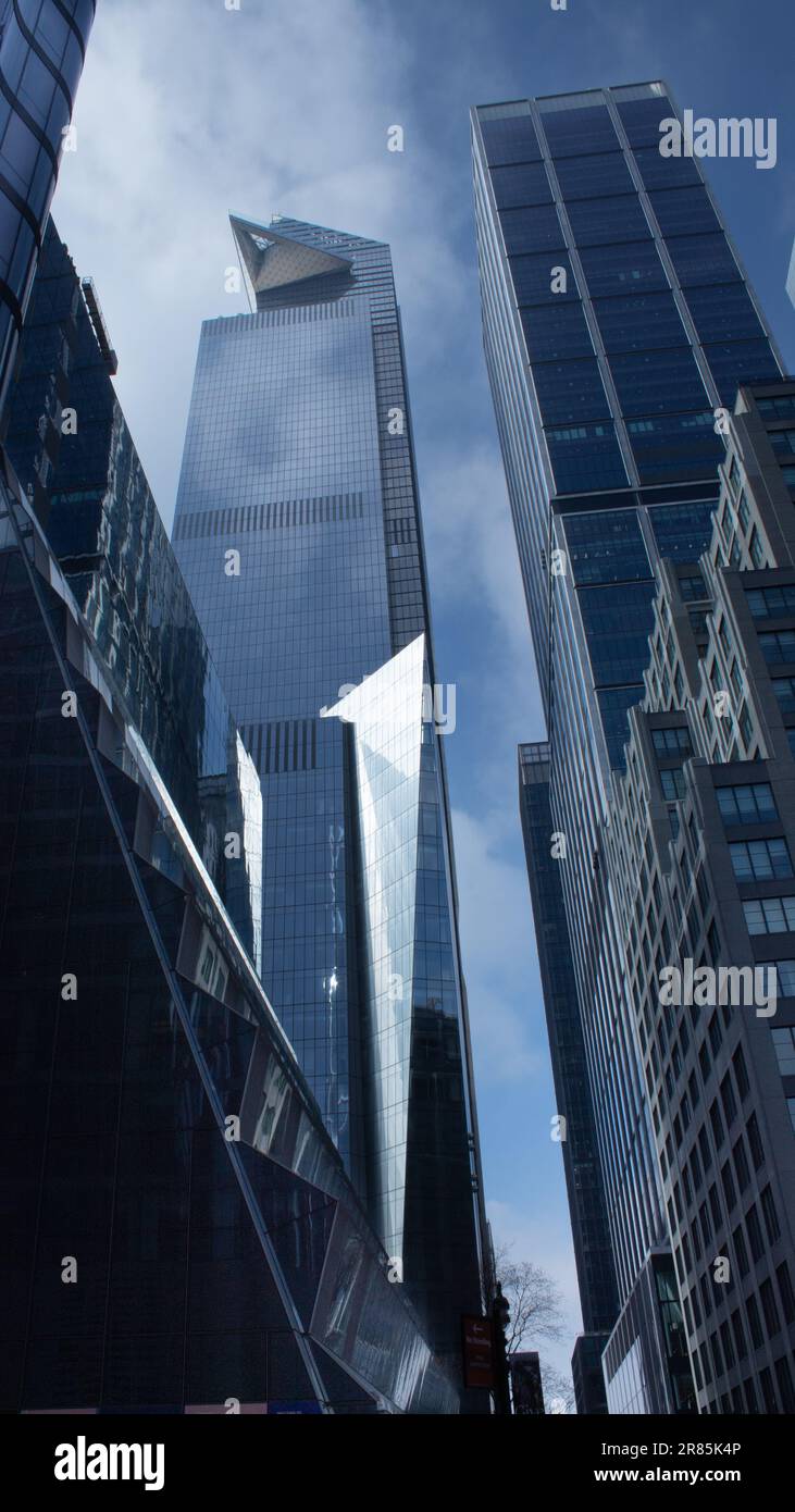 Im Herzen von Manhattan, inspiriert von Blautönen und Glasreflexionen des Himmels Stockfoto