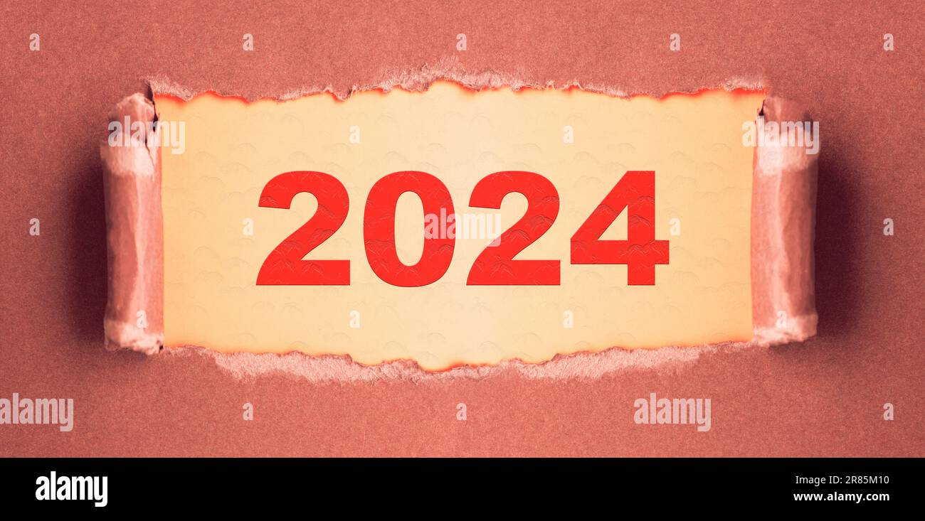 Öffne das neue Jahr. 2024 Schriftzug auf zerrissenem Papppapier Stockfoto