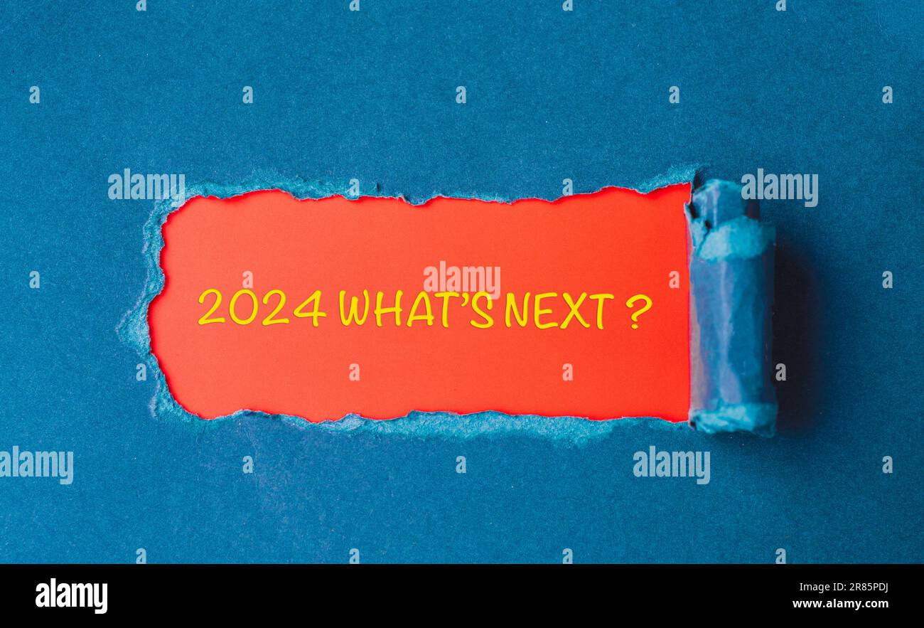 Beschriftung 2024 Was kommt als Nächstes? Jahr 2024 in einem zerrissenen Stück Pappe. Geben Sie das neue Jahr ein. Stockfoto