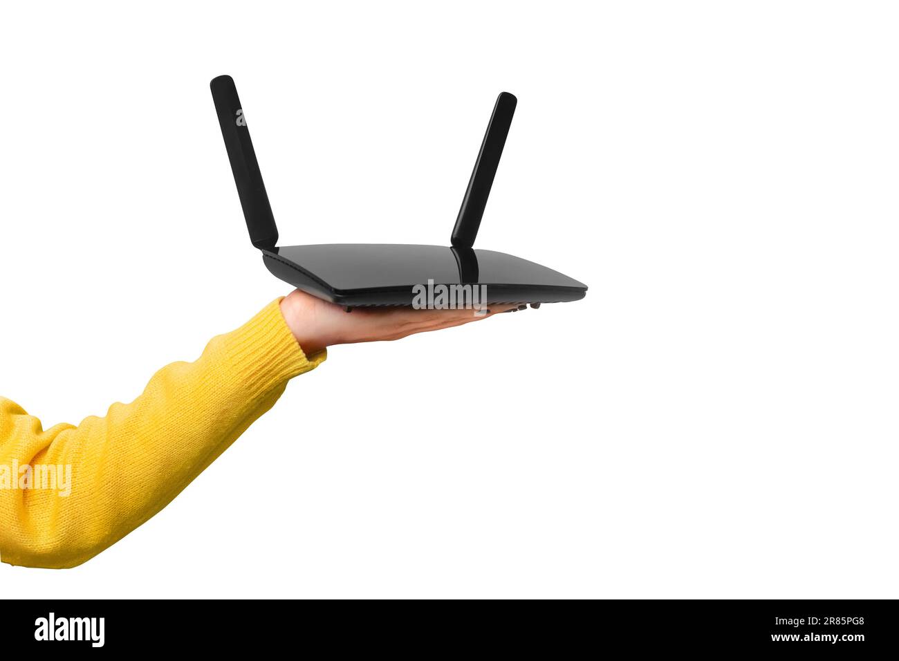 Schwarzer WLAN-Router an der Hand isoliert auf weißem Hintergrund Stockfoto