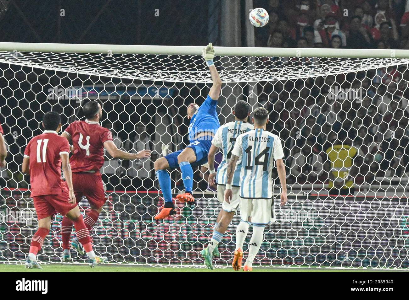 Jakarta, Indonesien. 19. Juni 2023. Torhüter Damian Emiliano Martinez (3. l) aus Argentinien versucht beim FIFA International Friendly Match zwischen Indonesien und Argentinien im Gelora Bung Karno Stadion in Jakarta, Indonesien, am 19. Juni 2023 eine Rettung. Kredit: Agung Kuncahya B./Xinhua/Alamy Live News Stockfoto