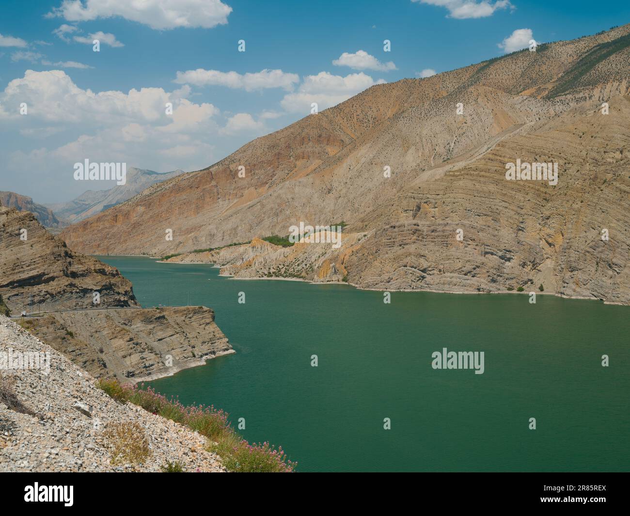 Ein Blick auf den Tortum-See an einem Sommertag. Wichtige türkische Seen. Uzundere, Erzurum, Türkei Stockfoto