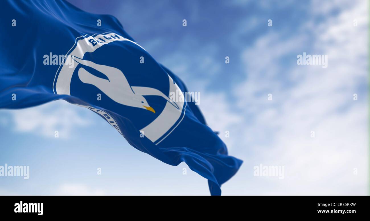 Brighton, Großbritannien, Mai 2023: Die Flagge des Brighton and Hove Albion Football Club winkt an klaren Tagen im Wind. Englisches Premier League-Team. Illustrierender Edito Stockfoto