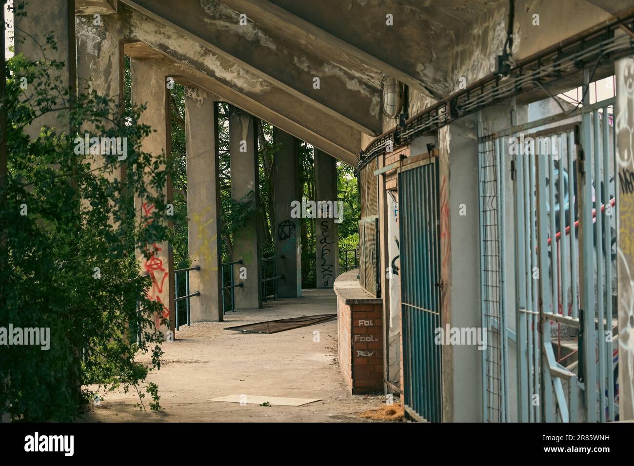 Verlassenes Fußball- und Sportstadion, altes Gebäude, verlassenes Objekt Stockfoto