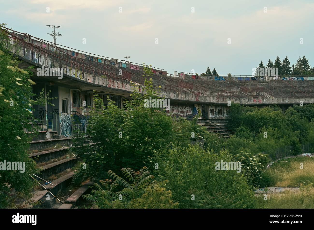 Verlassenes Fußball- und Sportstadion, altes Gebäude, verlassenes Objekt Stockfoto