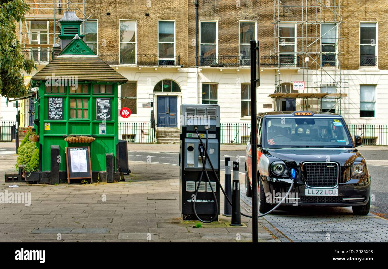 London Camden Russell Square, ein grüner Cabmans Shelter und ein Taxi an der ESB-Ladestation Stockfoto
