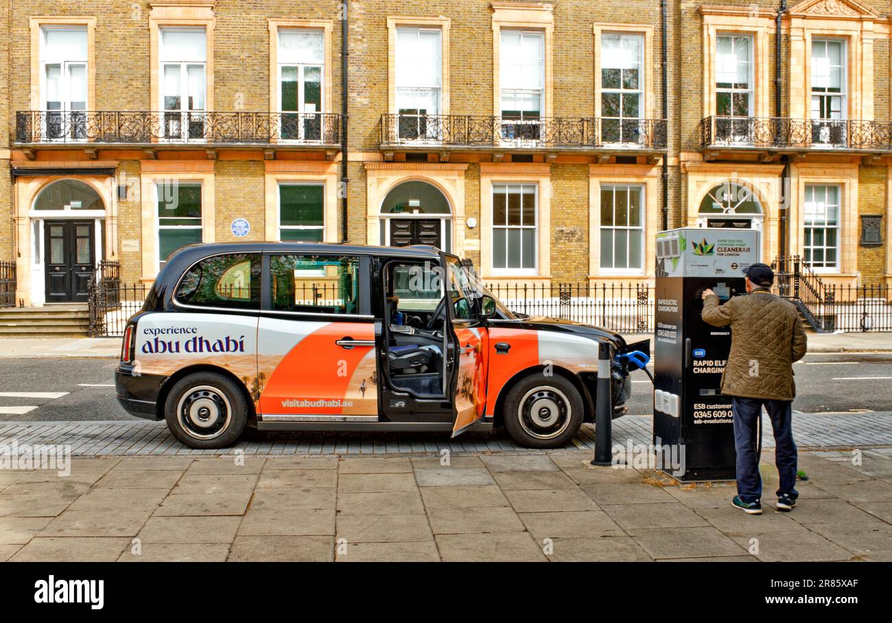 London Camden Russell Square ein Taxi oder Black Cab an einer elektrischen ESB-Ladestation Stockfoto
