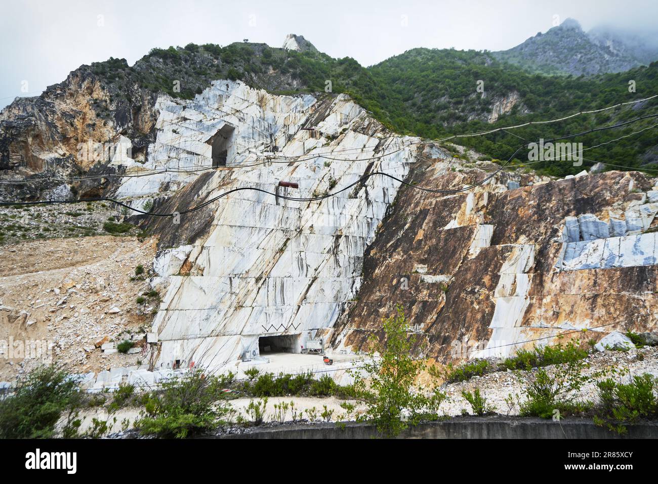CARRARA, ITALIEN - 10. Juni 2023: Blick auf das industrielle Marmorsteinwerk in Carrara Stockfoto