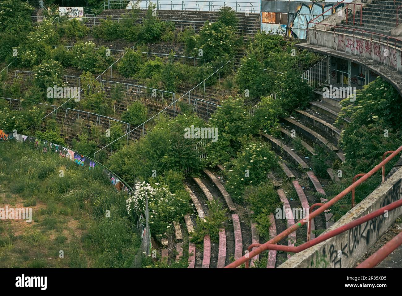 Verlassenes Fußball- und Sportstadion, altes Gebäude, verlassenes Objekt Stockfoto