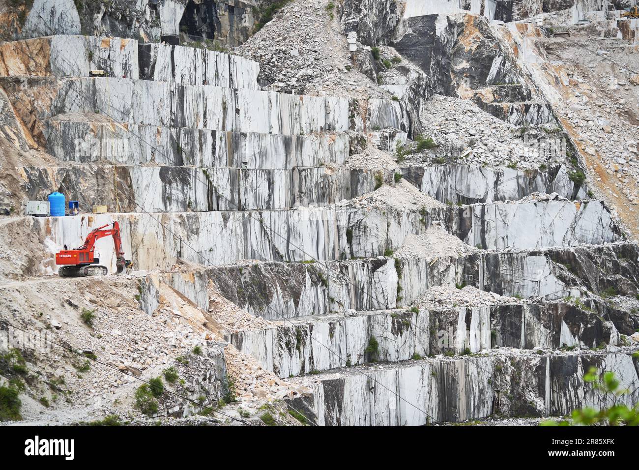 CARRARA, ITALIEN - 10. Juni 2023: Blick auf das industrielle Marmorsteinwerk in Carrara Stockfoto