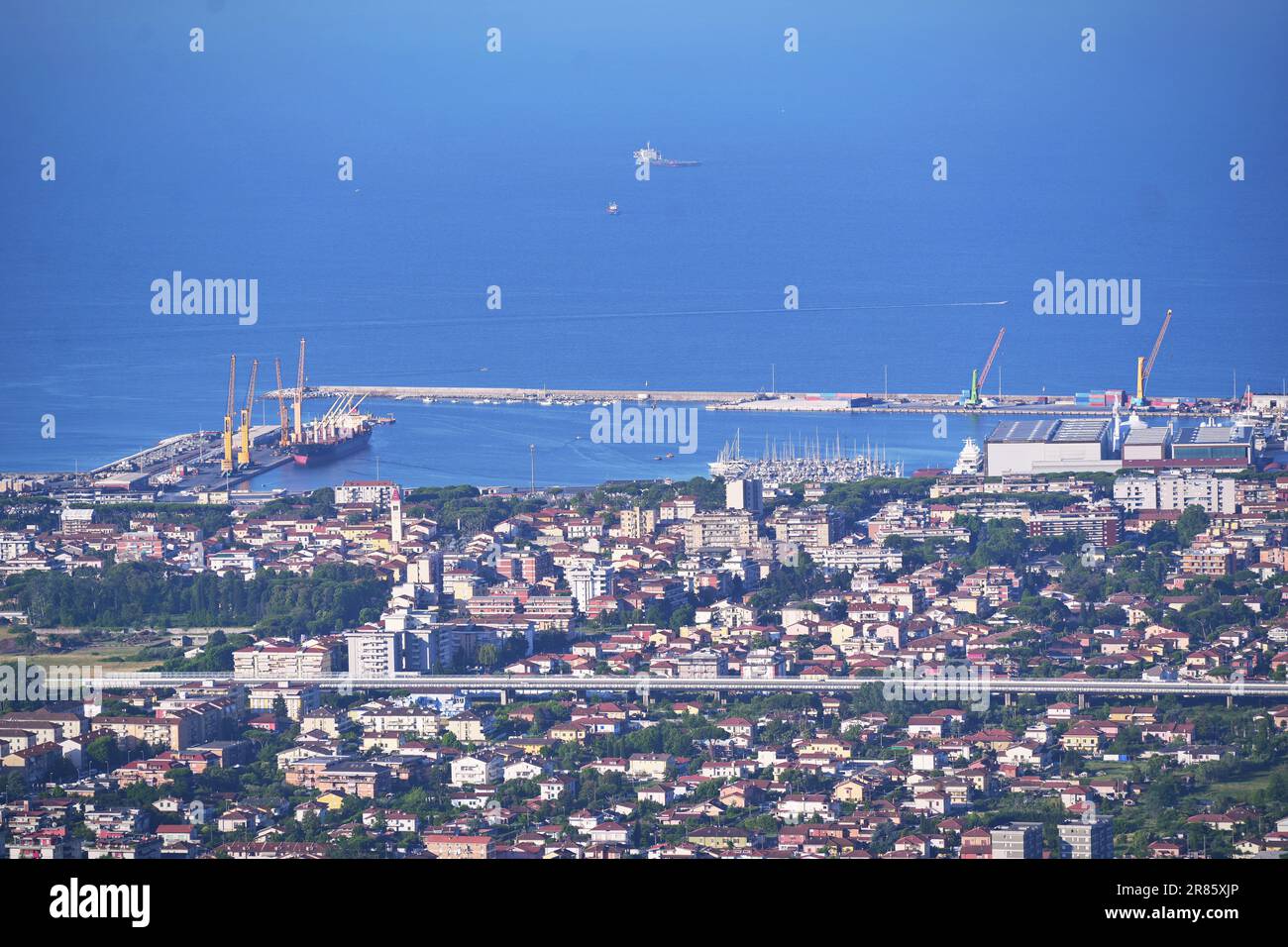 Marina di Carrara, Italien - Juni 11 2023: Luftaufnahme des Hafens in Marina di Carrara Stockfoto