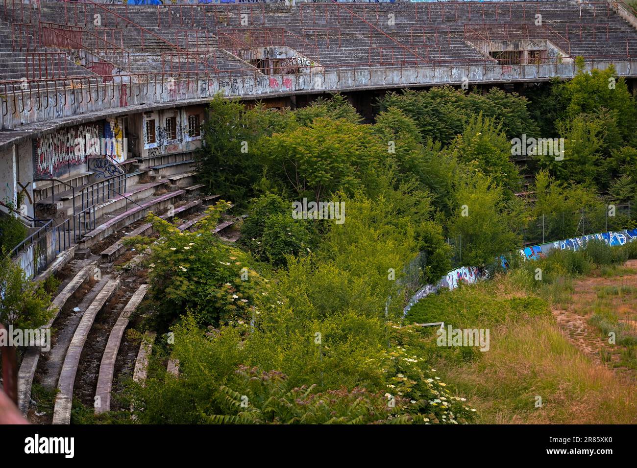 Verlassenes Fußball- und Sportstadion, altes Gebäude, verlassenes Objekt Stockfoto