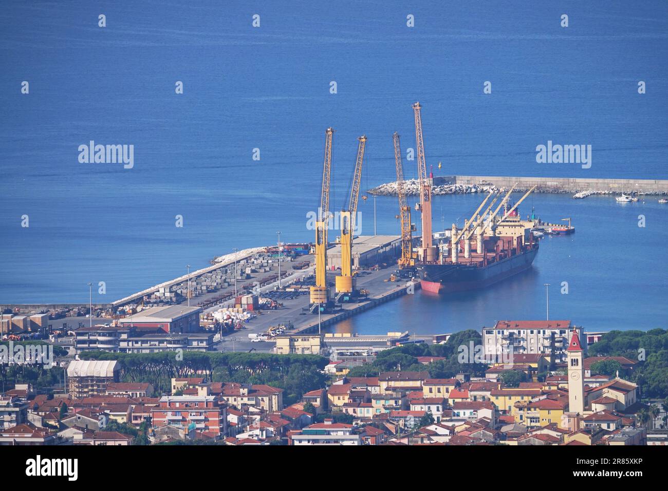 Marina di Carrara, Italien - Juni 11 2023: Luftaufnahme des Hafens in Marina di Carrara Stockfoto