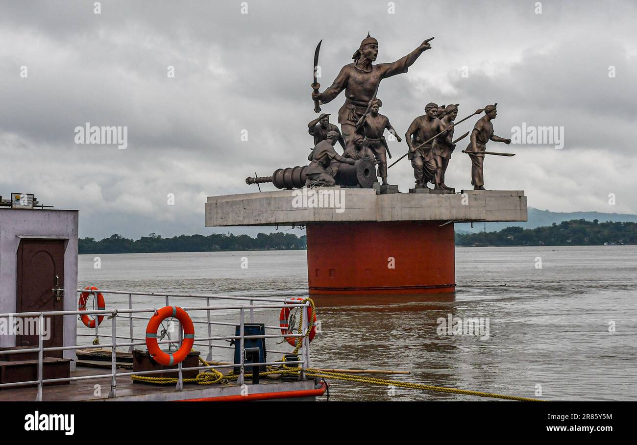 Guwahati, Indien. 17. Juni 2023. Dunkle Wolken schweben über der Statue von Lachit Borphukan, dem Kommandeur des Ahom-Königreichs am Brahmaputra River in Guwahati. Der Wasserstand des Brahmaputra River ist aufgrund starker Regenfälle in Guwahati gestiegen. Die starken Regenfälle verursachten auch Überschwemmungen in mehreren tief liegenden Teilen der Stadt. Kredit: SOPA Images Limited/Alamy Live News Stockfoto