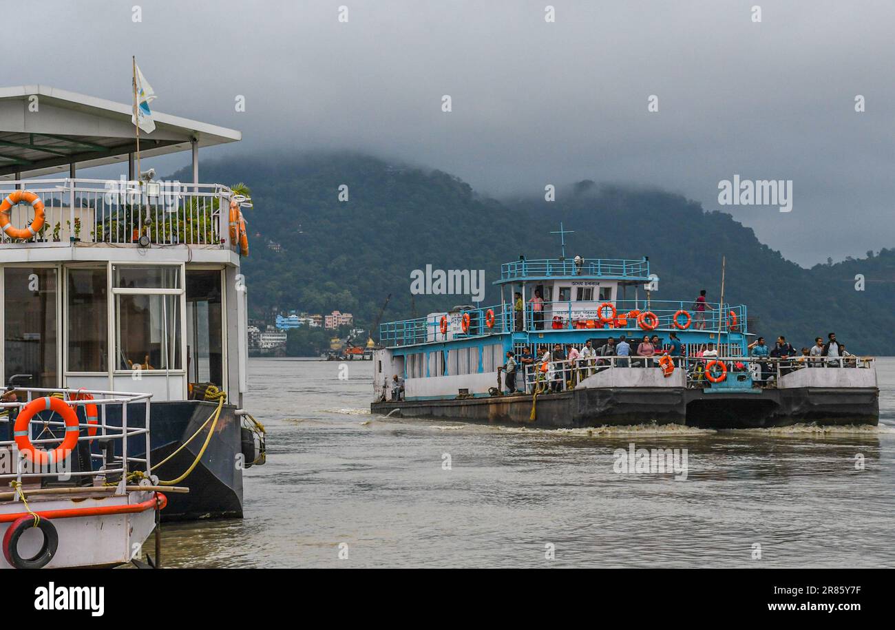 Guwahati, Indien. 17. Juni 2023. Die Menschen fahren an einem bewölkten Tag in Guwahati mit der Fähre auf dem Brahmaputra River. Der Wasserstand des Brahmaputra River ist aufgrund starker Regenfälle in Guwahati gestiegen. Die starken Regenfälle verursachten auch Überschwemmungen in mehreren tief liegenden Teilen der Stadt. (Foto: Biplov Bhuyan/SOPA Images/Sipa USA) Guthaben: SIPA USA/Alamy Live News Stockfoto