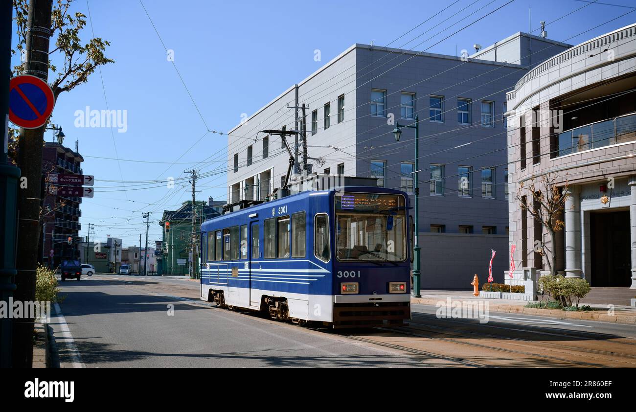 Hakodate, Japan 27. April 2023. Klassische Straßenbahn auf den