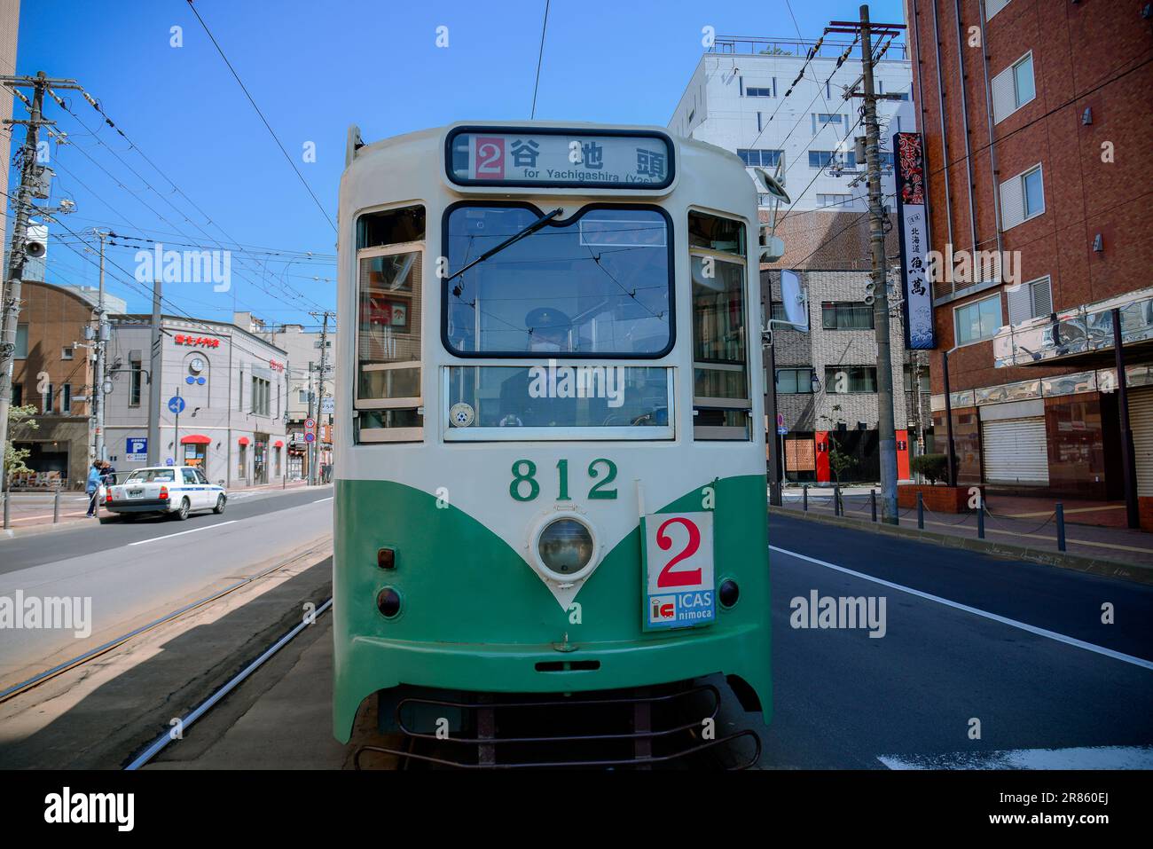 Hakodate, Japan - 27. April 2023. Klassische Straßenbahn auf den Straßen von Hakodate, Hokkaido, Japan. Stockfoto