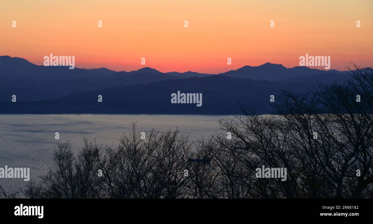 Wunderschöne Sonnenuntergangslandschaft über der Bucht mit Blick vom Gipfel des Mount Hakodate, Japan. Stockfoto