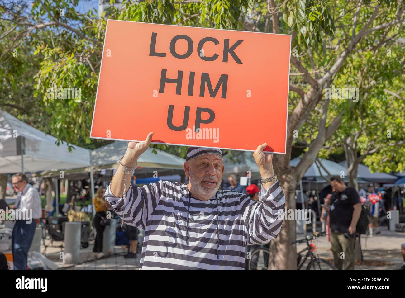 MIAMI, Florida – 13. Juni 2023: Ein Demonstrante wird in der Nähe eines Bundesgerichts in Miami vor einer Anhörung zur Anklageerhebung für den ehemaligen Präsidenten Donald Trump gesehen. Stockfoto