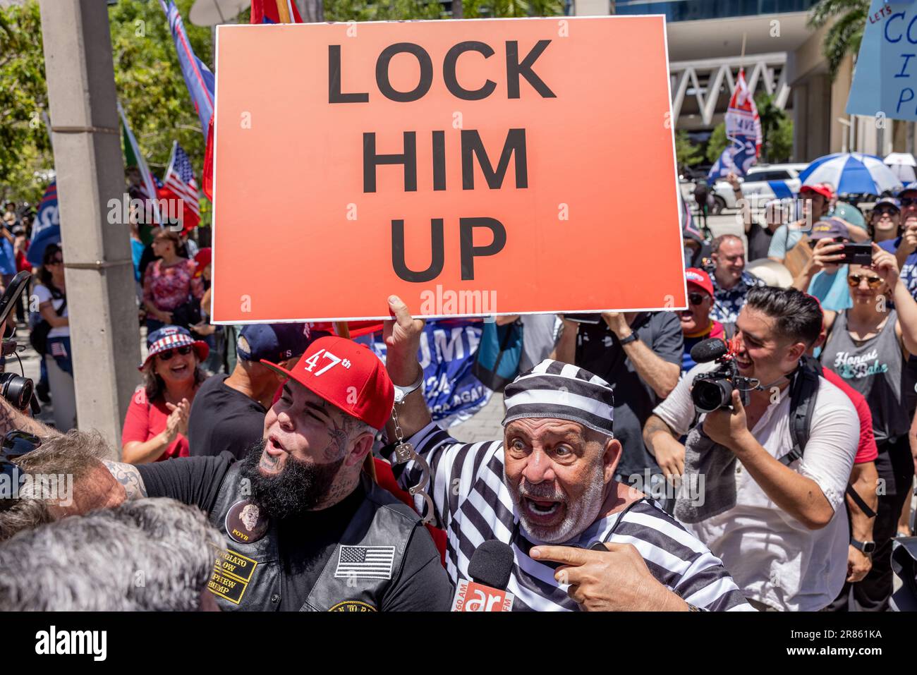 MIAMI, Florida – 13. Juni 2023: Demonstranten und andere werden in der Nähe eines Bundesgerichts in Miami vor der Anklage des ehemaligen Präsidenten Donald Trump gesehen. Stockfoto