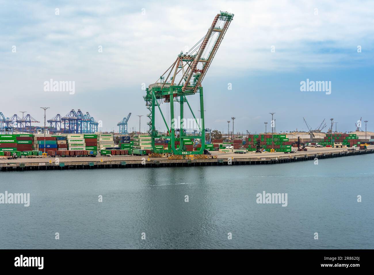 San Pedro, CA, USA – 2. Juni 2023: Blick auf eine Terminal Island mit Transportkran und Containern im Hafen von Los Angeles in San Pedro, Calif Stockfoto