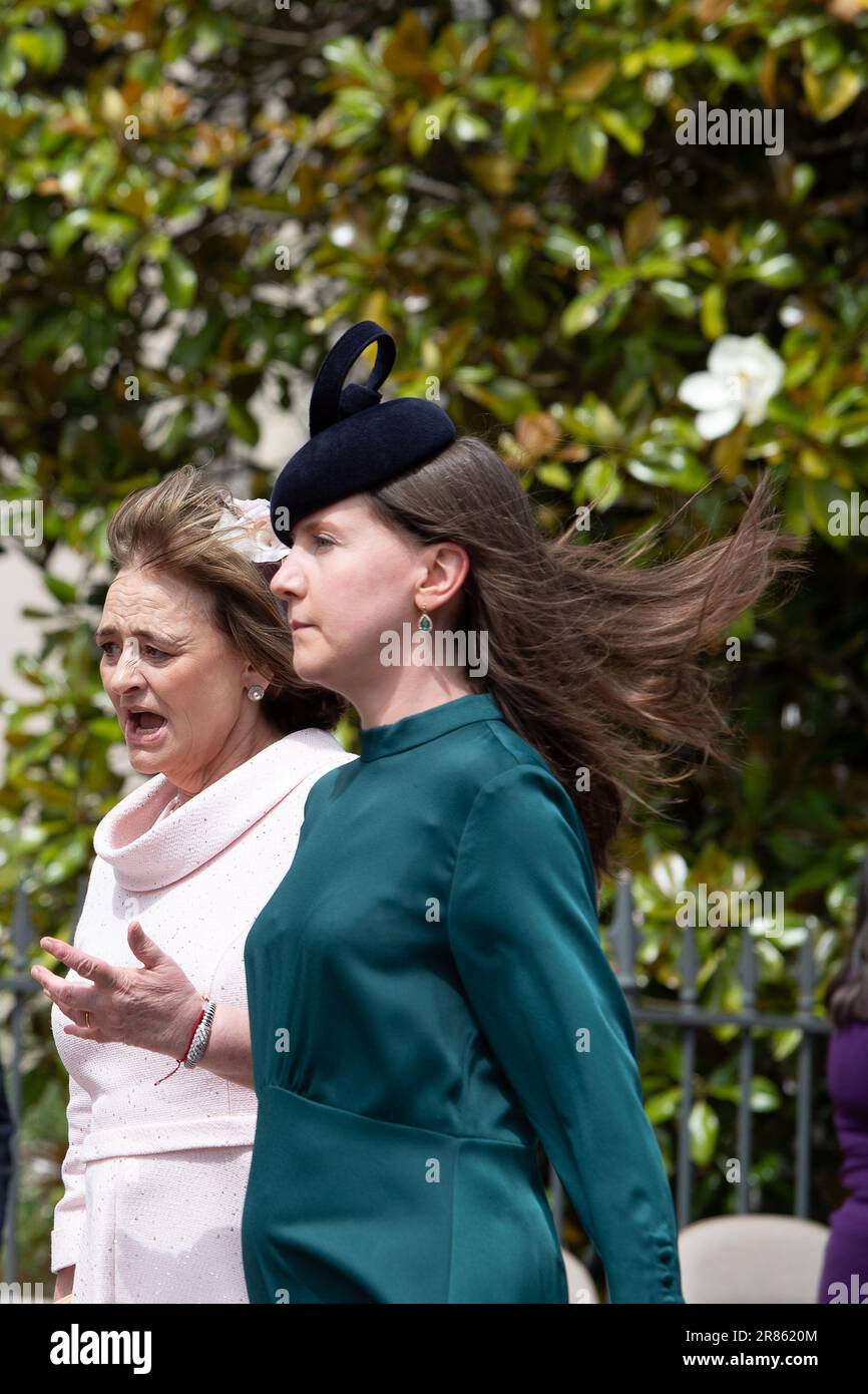 Windsor, Berkshire, Großbritannien. 19. Juni 2023. Cherie Blair (L), Ehefrau des ehemaligen Premierministers Tony Blair, der heute zur Garter-Zeremonie im Schloss Windsor eintrifft. Kredit: Maureen McLean/Alamy Live News Stockfoto