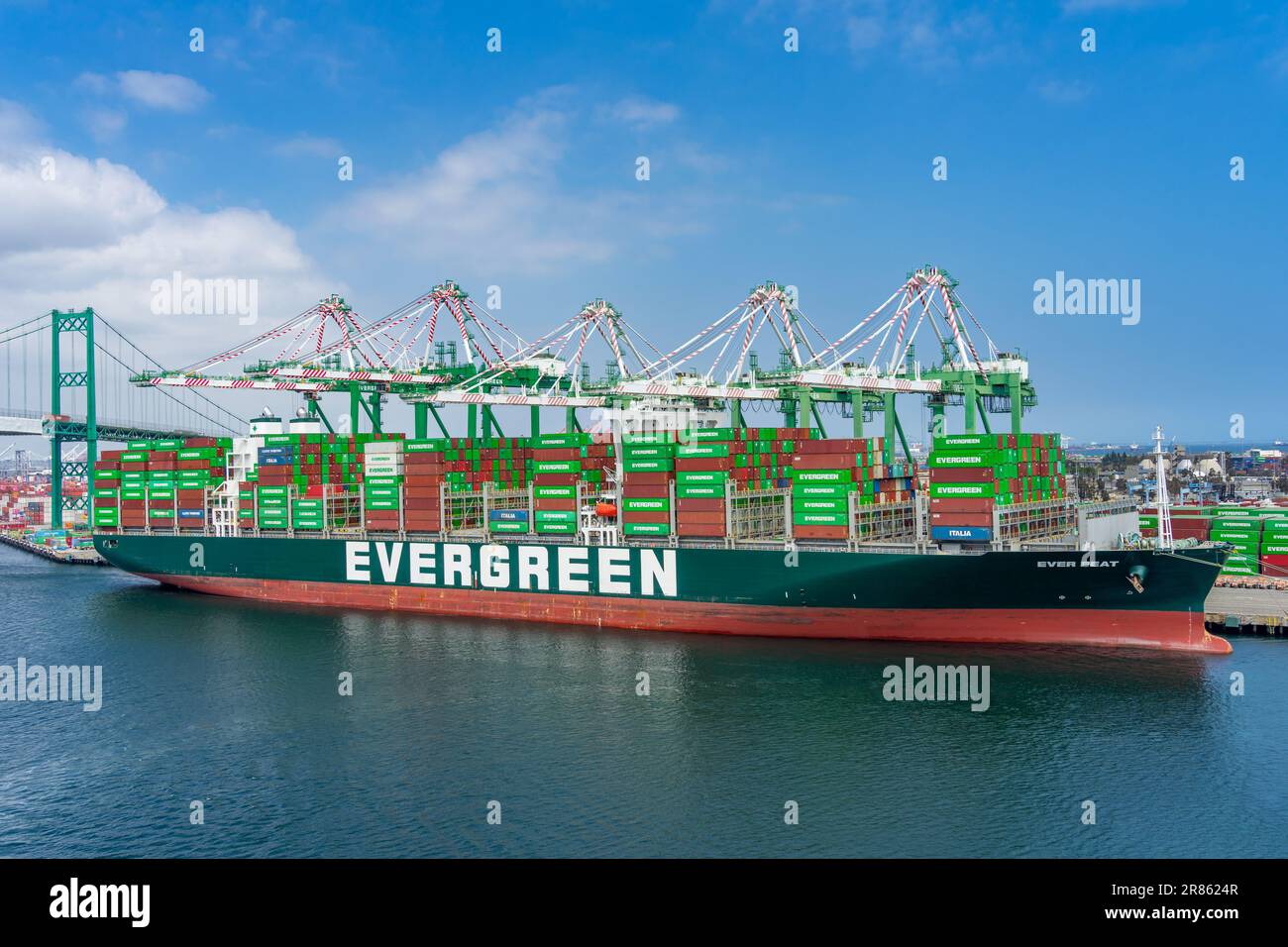 San Pedro, CA, USA – 2. Juni 2023: Das Containerschiff der Evergreen Marine Corporation legte auf Terminal Island im Hafen von Los Angele an Stockfoto