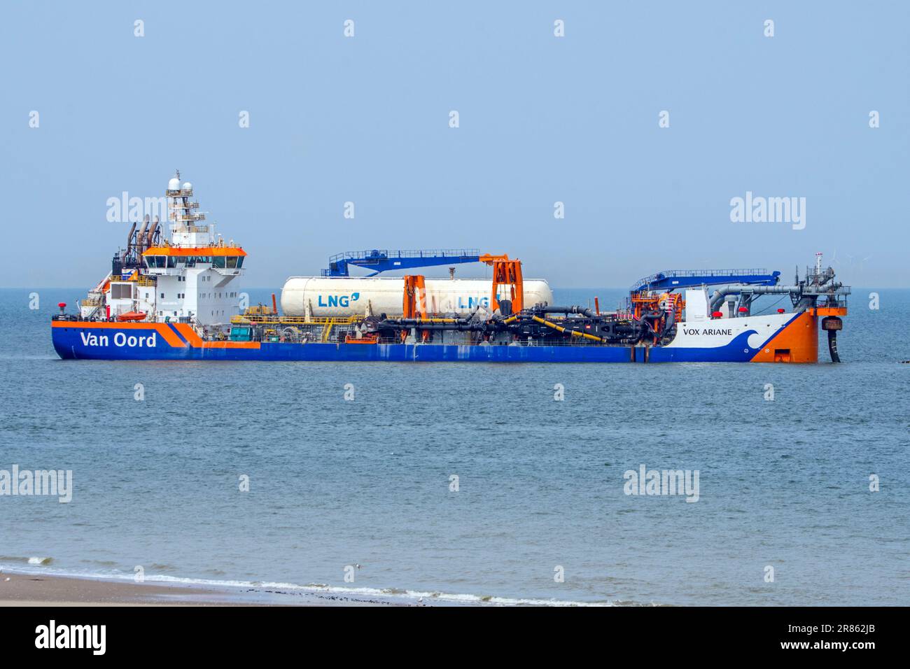 Nachlaufbagger Vox Ariane von Van Oord, niederländisches Seeverkehrsunternehmen, das auf Baggerarbeiten spezialisiert ist und an der Küste von Zeeland arbeitet Stockfoto