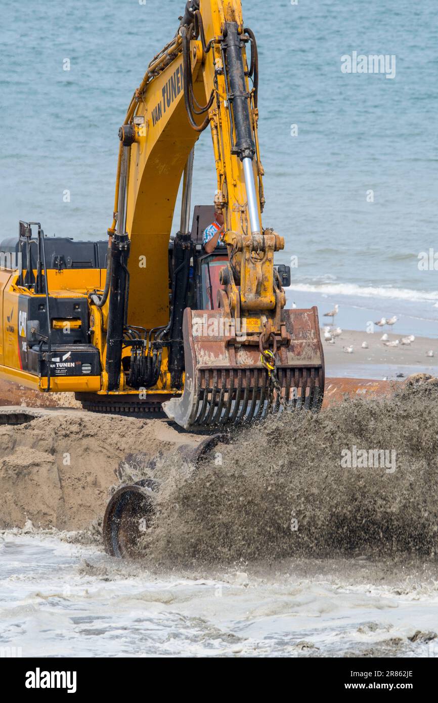 Raupenbagger für Sandauffüllung/Strandnahrung zur Reduzierung von Sturmschäden entlang der niederländischen Küste in Zeeland, Niederlande Stockfoto