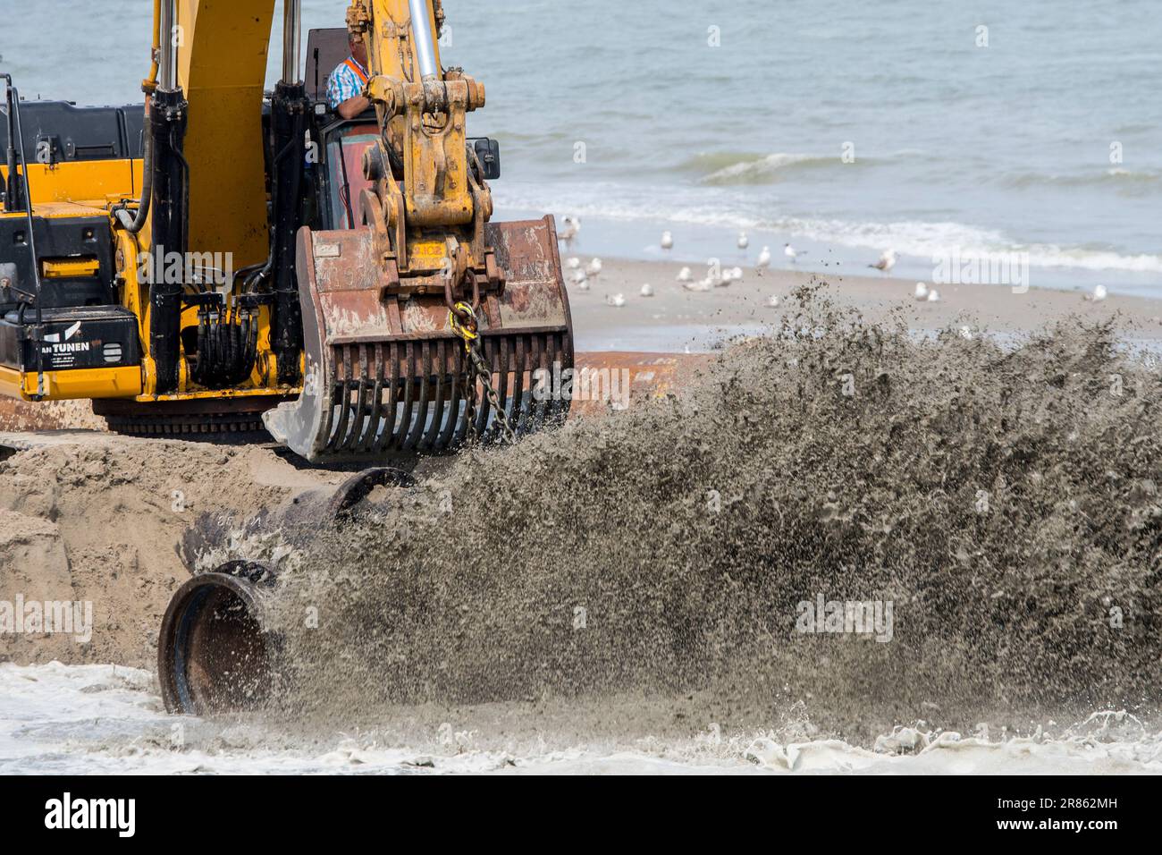 Raupenbagger für Sandauffüllung/Strandnahrung zur Reduzierung von Sturmschäden entlang der niederländischen Küste in Zeeland, Niederlande Stockfoto