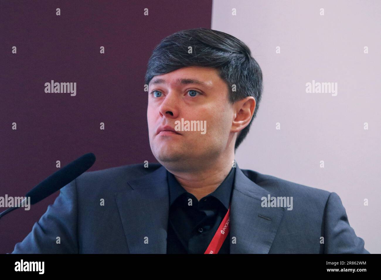 Sankt Petersburg, Russland. 15. Juni 2023. Arkady Vodakhov, General Producer, TV-Kanal „TNT“, nimmt an einer Sitzung zum Thema Film and Series Production in Russia Today: Support in the context of Sanctions in the Framework of the St. Teil Petersburg International Economic Forum 2023 (SPIEF 2023). Kredit: SOPA Images Limited/Alamy Live News Stockfoto