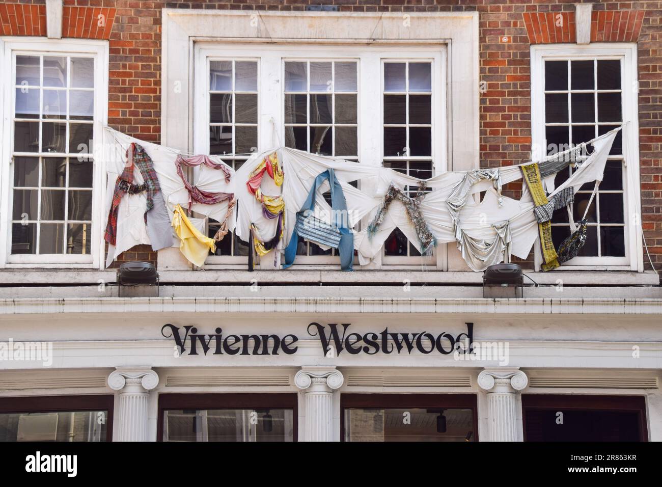 London, England, Großbritannien. 19. Juni 2023. Die Kleider sprechen Assange vor dem Vivienne Westwood Flagship Store in der Conduit Street im Zentrum von London aus. Der verstorbene Designer war ein enger Freund und leidenschaftlicher Unterstützer von Julian Assange. (Kreditbild: © Vuk Valcic/ZUMA Press Wire) NUR REDAKTIONELLE VERWENDUNG! Nicht für den kommerziellen GEBRAUCH! Stockfoto