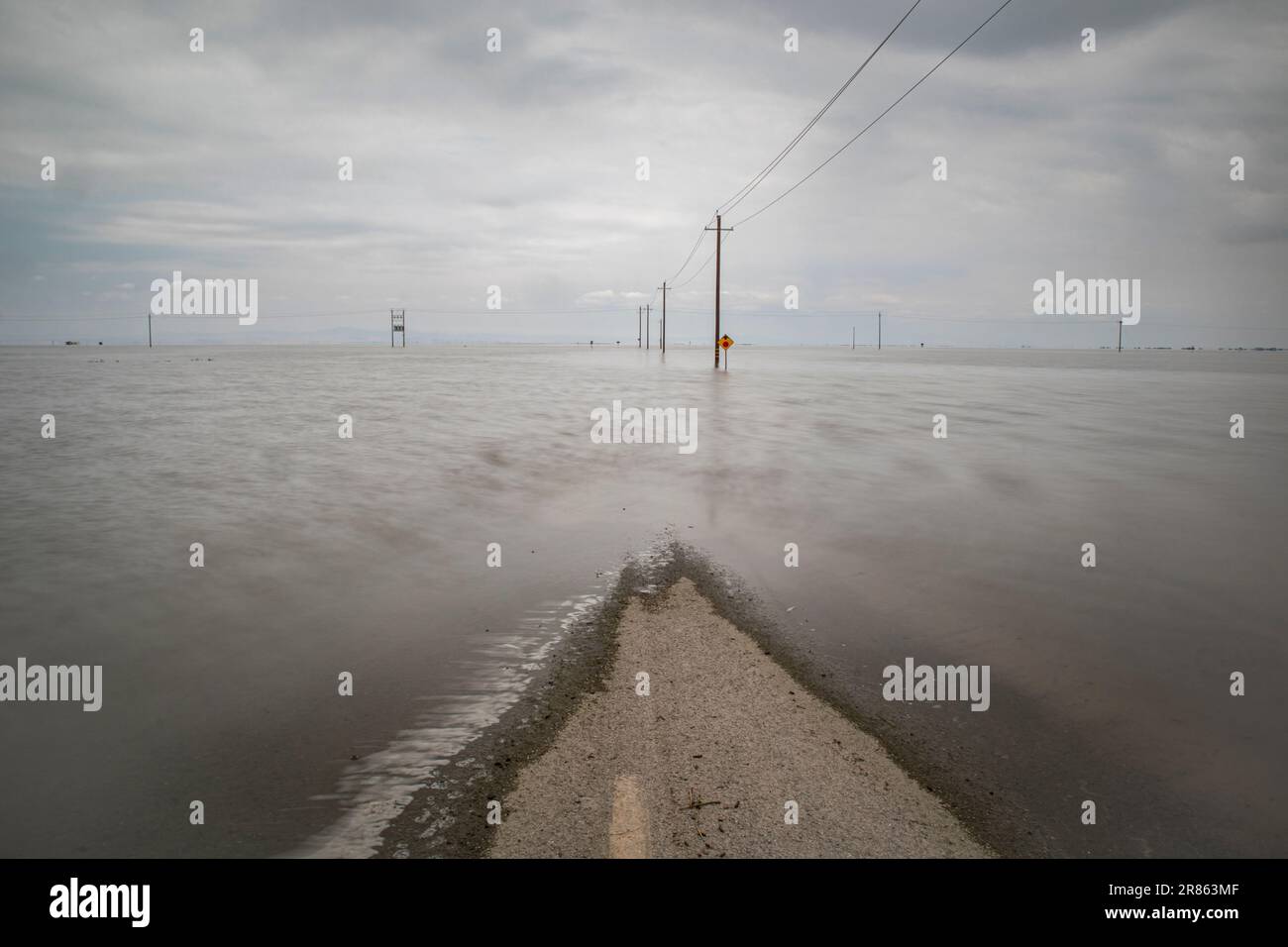 Überflutete Straßen enden. Der Tulare Lake im Central Valley von Kalifornien ist seit Jahrzehnten ein trockener See, der nach heftigen Regenfällen wieder zum Leben erwacht Stockfoto