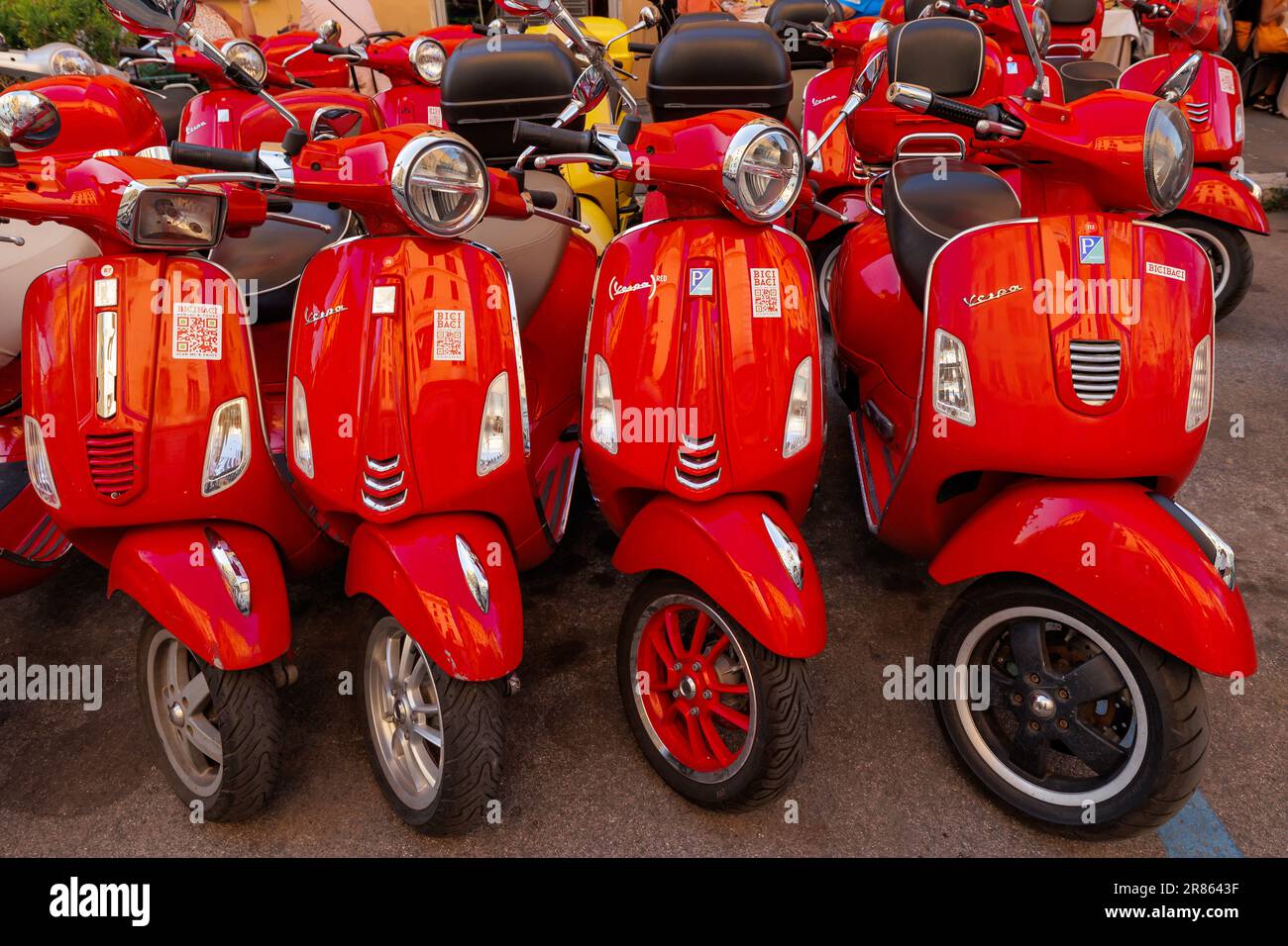 Rom, Italien - 17. Juni 2023: Gruppe roter Vespa-Roller geparkt. Motorroller-Verleih in der Stadt. Stockfoto