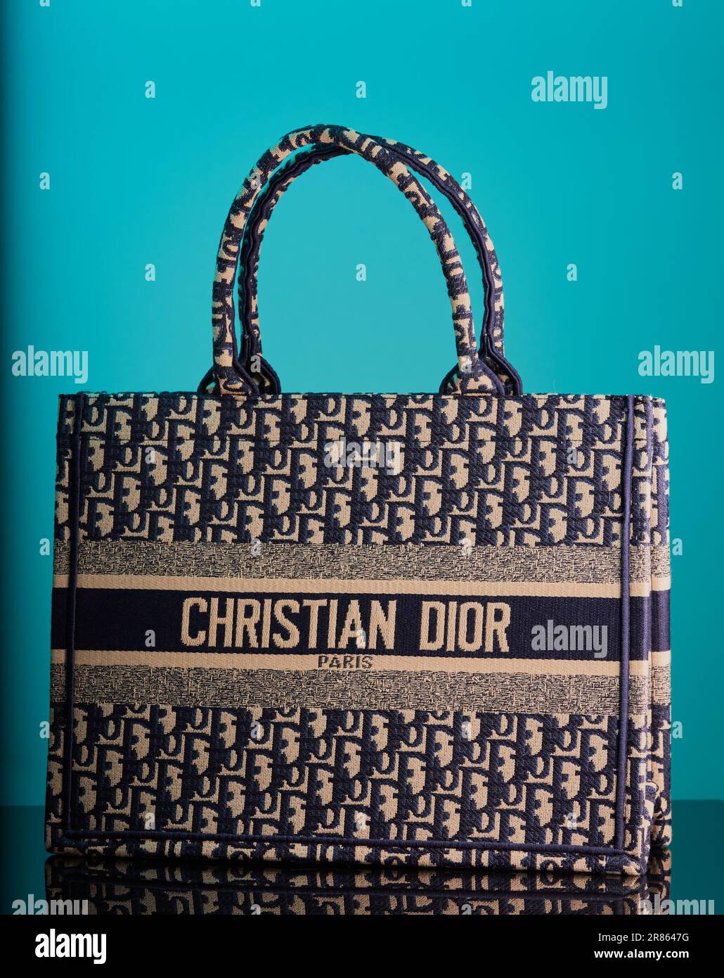 Christliche dior tasche Fotos und Bildmaterial in hoher Auflosung Alamy