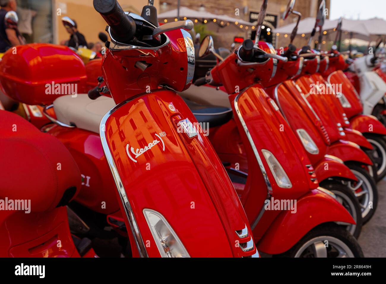 Rom, Italien - 17. Juni 2023: Gruppe roter Vespa-Roller geparkt. Motorroller-Verleih in der Stadt. Stockfoto