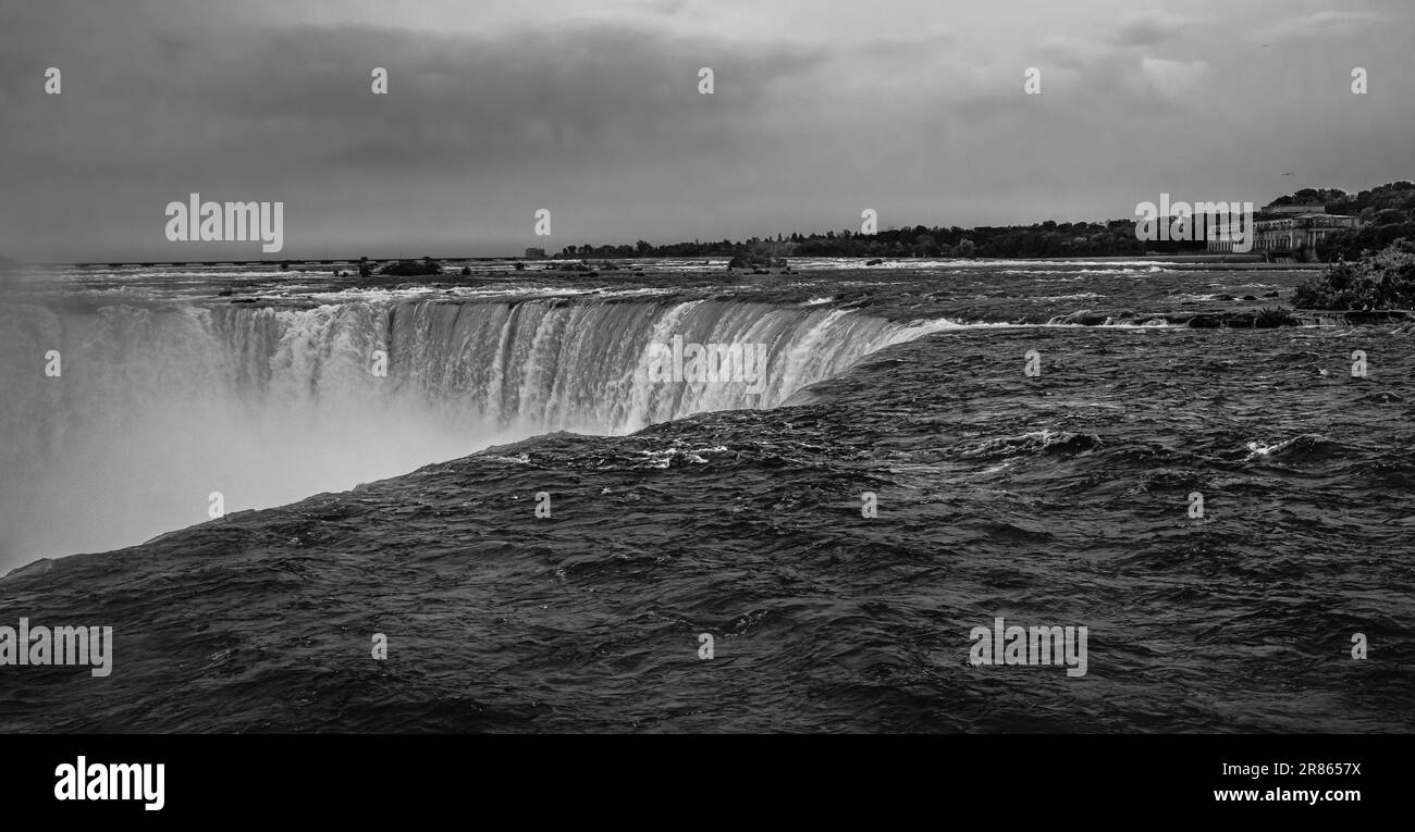 Der Blick auf die Niagarafälle, Ontario, Kanada. Wasserfall im Sommer. Touristen beobachten die Niagarafälle. Reisefoto, Niemand, Platz für Text kopieren. Stockfoto