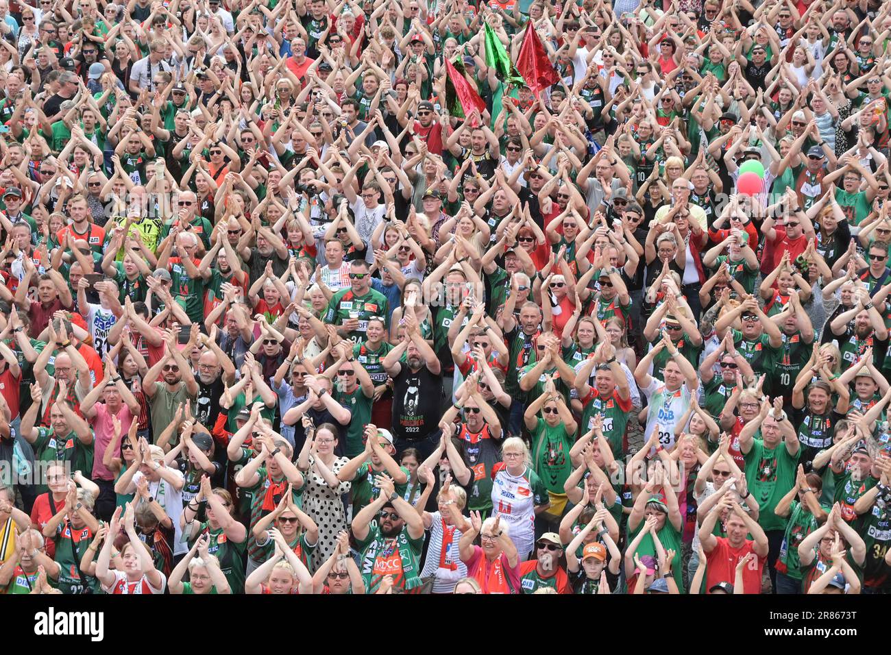 Magdeburg, Deutschland. 19. Juni 2023. Handball, Champions League: Nach dem zweiten Triumph von SC Magdeburg. Fans feiern den Triumph der Champions League auf dem Markt. Am Vortag hatten die Handballspieler von SC Magdeburg zum zweiten Mal nach 2002 die Champions League gewonnen. Der deutsche Zweitplatzierte schlug Industria Kielce 30:29 nach der Verlängerung. Kredit: Heiko Rebsch/dpa/Alamy Live News Stockfoto