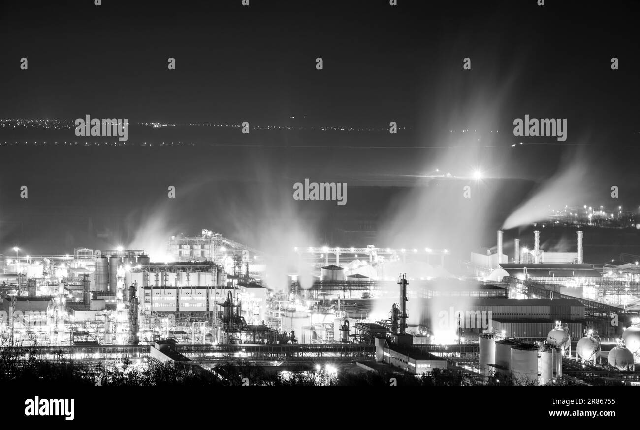 Große Rauchfabrik bei Nacht mit langer Exposition Stockfoto