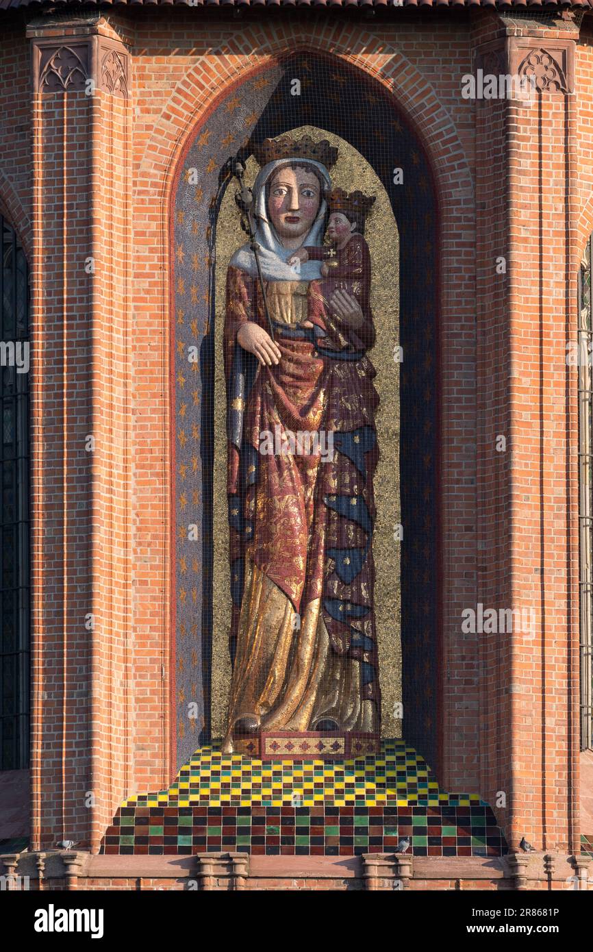 Statue der Heiligen Maria in der Burg des Teutonischen Ordens, erbaut aus dem 13. Bis 19. Jahrhundert und UNESCO-Weltkulturerbe in Malbork, Polen © Wojciech Str Stockfoto