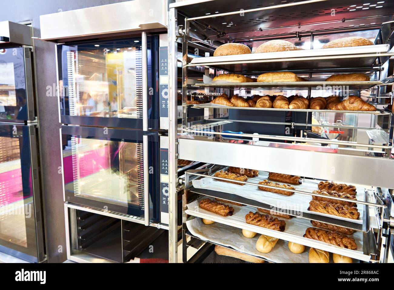 Kommerzielle Backöfen für Bäckereien und ausstellbares Brot Stockfoto
