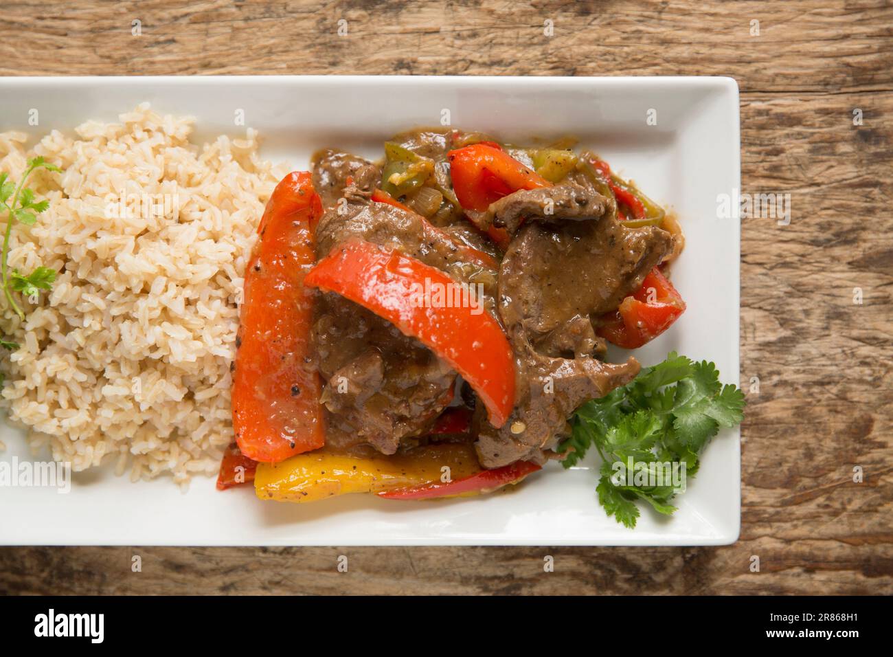Scheiben von Wild von einem Reh, Capreolus capreolus, die mit Paprika in schwarzer Bohnensauce gekocht wurden. England GB Stockfoto